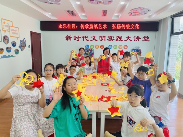 滁州市南谯区永乐社区新时代文明实践站，2022年7月7日，开展“传承剪纸艺术  弘扬传统文化”主题未成年人活动（拍摄单位：永乐社区  拍摄者：梁爽） (3).JPG