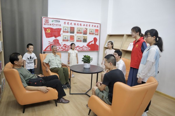 听老党员讲故事.JPG