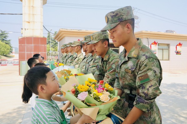 孩子们给战士们送花.JPG