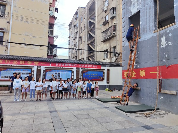 观看消防员训练.jpg