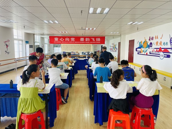 红庙社区新时代文明实践站，2022年8月11日，在红庙社区开展&ldquo;童心飞扬 韵墨飞扬&rdquo;手写社会主义核心价值观文明实践活动（拍摄作者：红庙社区何荣刘） (1).jpg