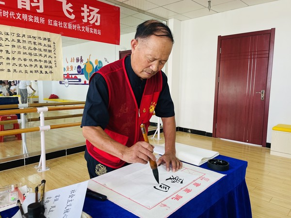 红庙社区新时代文明实践站，2022年8月11日，在红庙社区开展&ldquo;童心飞扬 韵墨飞扬&rdquo;手写社会主义核心价值观文明实践活动（拍摄作者：红庙社区何荣刘） (6).jpg