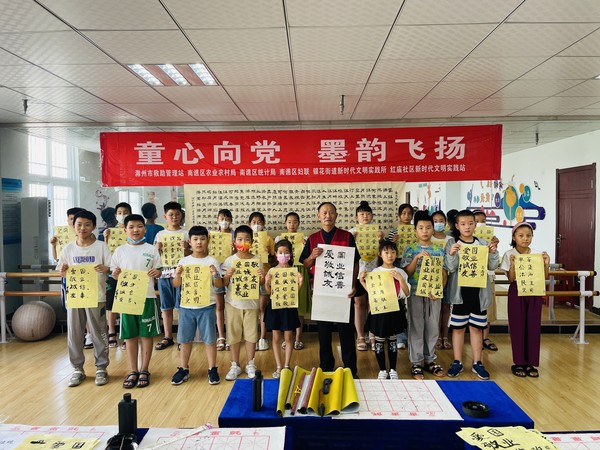 红庙社区新时代文明实践站，2022年8月11日，在红庙社区开展&ldquo;童心飞扬 韵墨飞扬&rdquo;手写社会主义核心价值观文明实践活动（拍摄作者：红庙社区何荣刘） (7).jpg