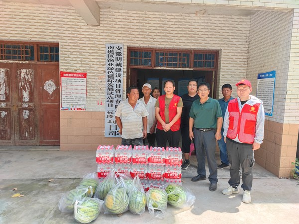 8月10日,区农业农村局在乌衣镇开展“夏送清凉,爱满亭城”新时代文明实践志愿服务活动 (2).jpg