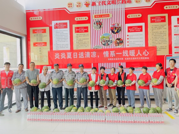 2022年8月18日,南谯区农业农村局在创业中苑二期小区开展“炎炎夏日送清凉,情系一线暖人心”文明实践志愿服务活动 (2).jpg