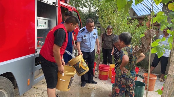 8月新塘村为老人送水2.png