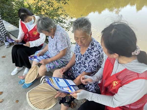 2022年8月11日，滁州市南谯区沙河镇沙河社区组织志愿者开展&ldquo;智慧助老&ldquo;反诈骗宣传（拍摄者：王淼；拍摄单位：南谯区沙河镇沙河社区） (2).png