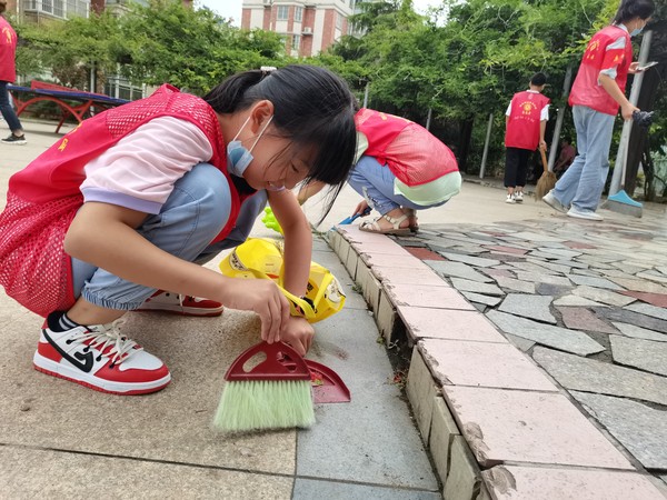 紫南社区新时代文明实践站,2022年8月30日,在盛世华庭怡园开展“小手拉大手 助推文明城”卫生环保志愿服务活动。拍摄者:齐志明,拍摄单位:紫南社区 (3).JPG
