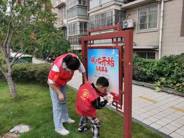 紫南社区新时代文明实践站,2022年8月30日,在盛世华庭怡园开展“小手拉大手 助推文明城”卫生环保志愿服务活动。拍摄者:齐志明,拍摄单位:紫南社区 (4).JPG