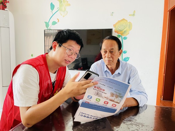 红庙社区新时代文明实践站,2022年9月1日,在创业中苑二期开展“智慧助老 老有所学”主题志愿服务活动(拍摄作者:红庙社区何荣刘) (2).jpg