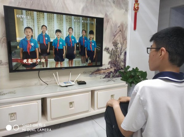 收看《开学第一课》.jpg