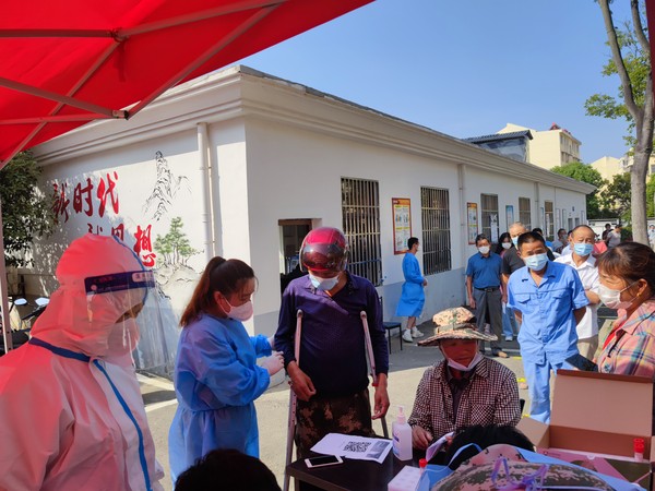 新塘村专门设立采样台为行动不便的老人、残疾人、孕妇等特殊群体优先采样.png
