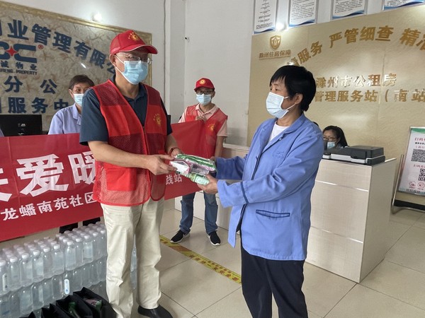 龙蟠南苑社区，2022年8月3日开展&ldquo;夏日送清凉 关爱暖人心&lsquo;志愿服务活动（拍摄人：赵洁 拍摄单位：龙蟠南苑社区）1.jpg