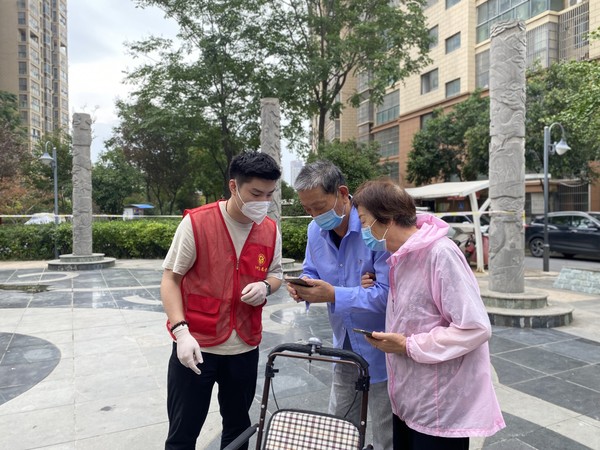 2022年9月4日，陡岗社区联合南谯区融媒体融媒体中心开展&ldquo;心系桑榆，智慧助老&rdquo;志愿帮扶活动（拍摄单位：陡岗社区，拍摄人：高茜子） (1).JPG