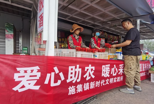 2022年5月20日施集镇新时代文明实践所组织志愿者到荣誉村开展“爱心助农  暖心采摘”活动 (2).JPG