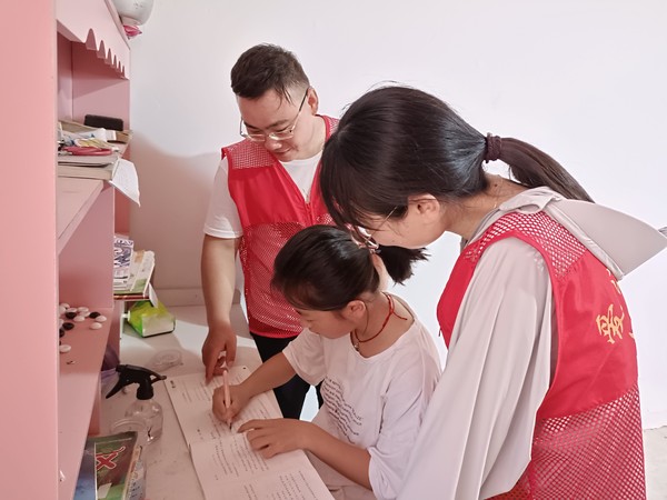 2022年8月8日李集村志愿者到留守儿童家辅导其暑假作业。（拍摄者：李婷婷.李集村）.jpg