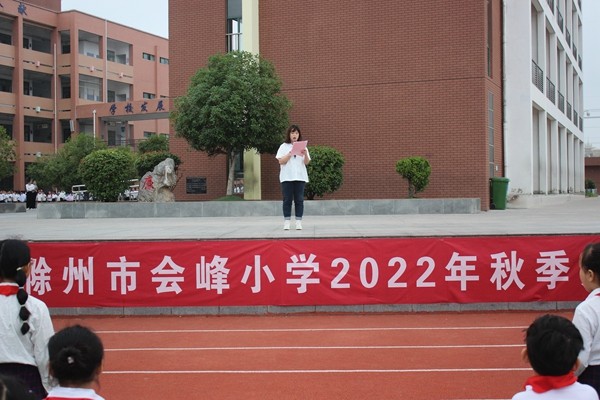 3.新教师代表讲话.JPG