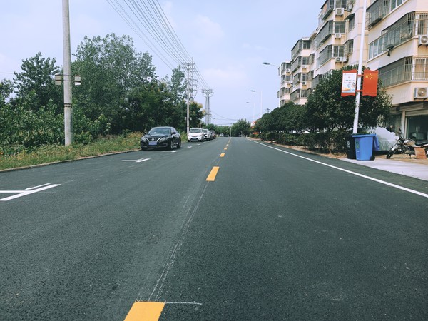 （姜玥 摄）范郢路白改黑工程.jpg