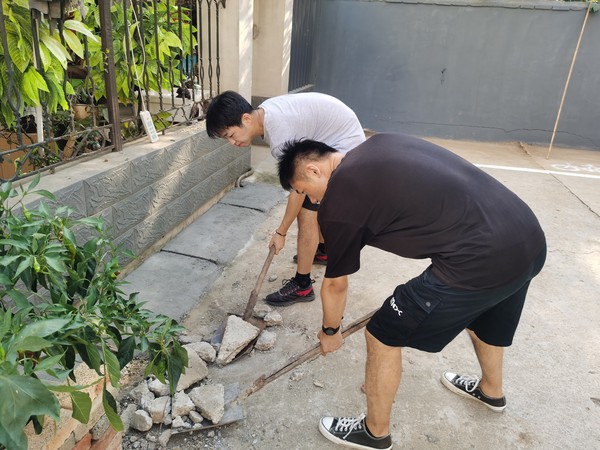 （李悦 摄）志愿者清理修路后碎石块.jpg