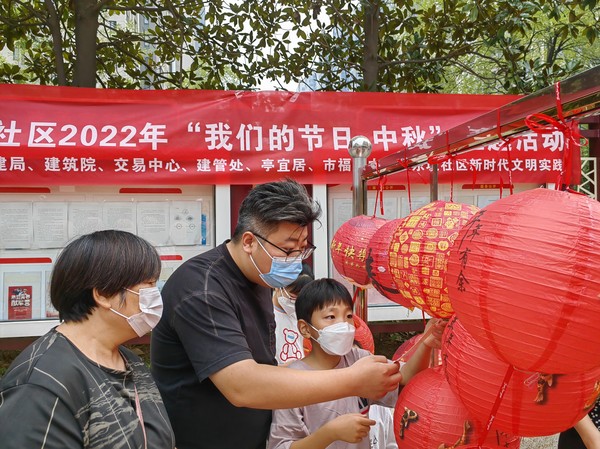 2022年9月8日滁州市住建局、滁州市建筑勘察设计院、滁州市房屋交易管理服务中心、滁州市建筑工程管理处、滁州市亭宜居房产经营发展有限公司、滁州市福彩中心、东坡社区新时代文明实践站联合开展&ldquo;月圆中秋 情满邻里&rdquo;我们的节日&bull;中秋主题活动（拍摄人：韩媛媛，拍摄单位：东坡社区）   (1).jpg