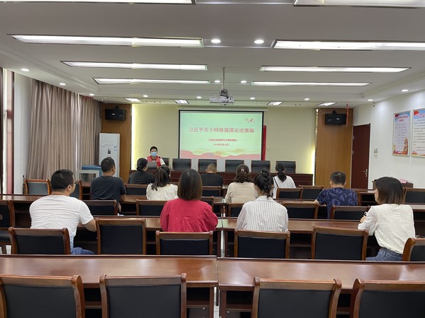 红庙社区新时代文明实践站,2022年9月16日,在红庙社区开展《习近平关于网络强国论述摘编》主题宣讲活动(拍摄作者:红庙社区何荣刘) (1).jpg