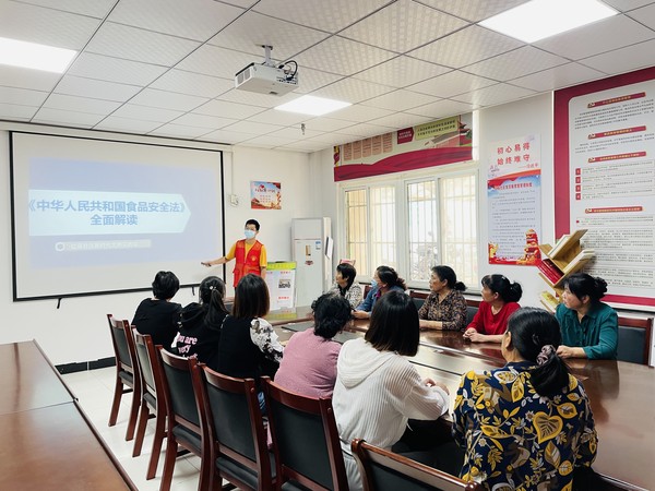 红庙社区新时代文明实践站，2022年9月20日，开展《中华人民共和国食品安全法》主题普法教育（拍摄作者：红庙社区何荣刘） (1).jpg