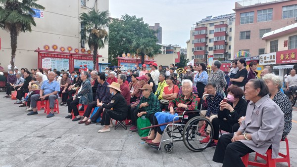 银东社区2022年9月23日开展&ldquo;文化惠民进社区&nbsp;爱老敬老传美德&ldquo;志愿活动 (3).jpg