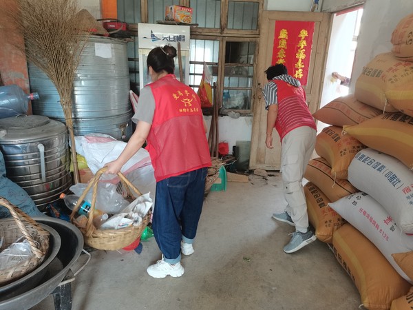 2022年9月21日油坊村新时代文明实践站志愿者开展&ldquo;爱老助老&rdquo;帮助老人打扫卫生志愿服务活动（拍摄者：杨雨；拍摄单位：南谯区沙河镇油坊村委会）.jpg