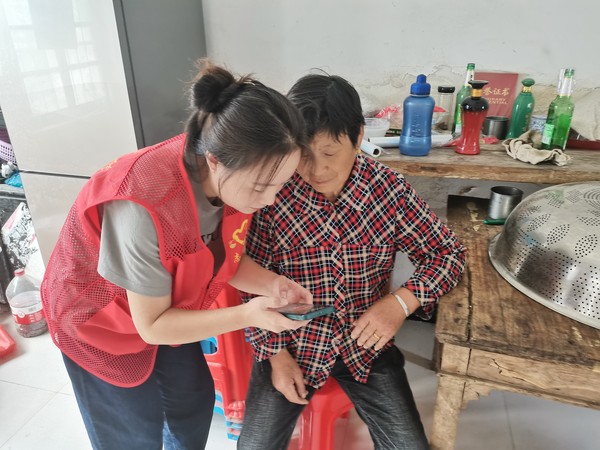 2022年9月21日油坊村新时代文明实践站志愿者开展&ldquo;爱老助老&rdquo;志愿服务活动（拍摄者：杨雨；拍摄单位：南谯区沙河镇油坊村委会）.jpg