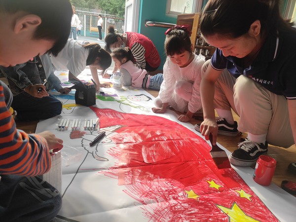 2022年9月28日，文昌花园社区新时代文明实践站开展&ldquo;喜迎二十大 童心贺国庆&rdquo;国庆节主题长卷绘画活动 (4).jpg