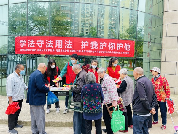 红庙社区新时代文明实践站，2022年9月28日，在创业中苑二期开展&ldquo;学法守法用法 护我护你护他&rdquo;主题宣传活动（拍摄作者：红庙社区高超） (2).jpg