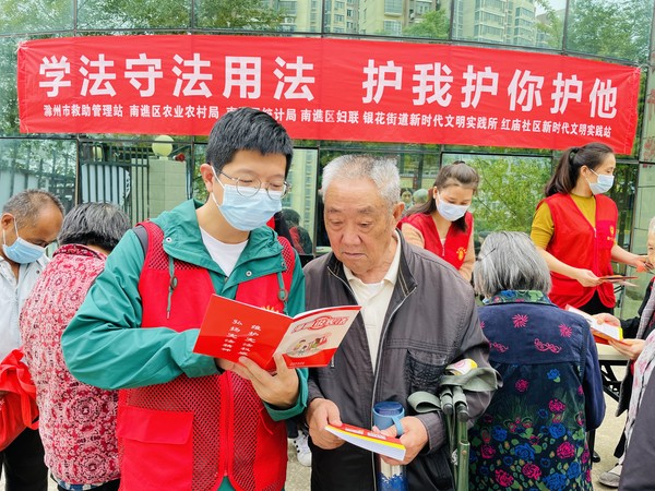 红庙社区新时代文明实践站，2022年9月28日，在创业中苑二期开展&ldquo;学法守法用法 护我护你护他&rdquo;主题宣传活动（拍摄作者：红庙社区高超） (3).jpg