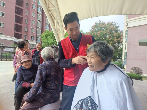 2022年9月29日花园社区开展&ldquo;喜迎九九重阳节，义诊义剪暖人心&rdquo;我们的节日▪重阳主题活动（拍摄者：汪海云  拍摄者单位：同乐街道花园社区） (4).jpg