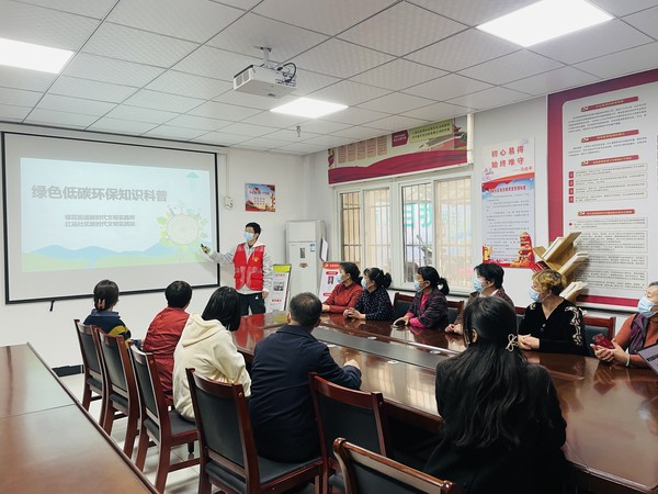 红庙社区新时代文明实践站联合银花街道新时代文明实践所，2022年10月10日，在红庙社区开展绿色低碳环保知识科普教育活动（拍摄作者：红庙社区何荣刘） (1).jpg