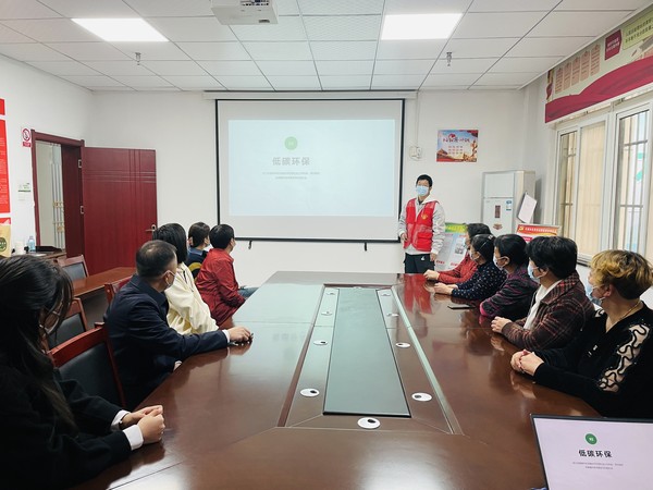 红庙社区新时代文明实践站联合银花街道新时代文明实践所，2022年10月10日，在红庙社区开展绿色低碳环保知识科普教育活动（拍摄作者：红庙社区何荣刘） (2).jpg