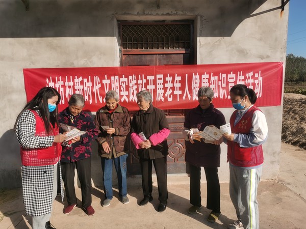 2022年10月11日油坊村新时代文明实践站开展老年人健康教育宣传（拍摄者：杨雨；拍摄单位：南谯区沙河镇油坊村委会）.jpg