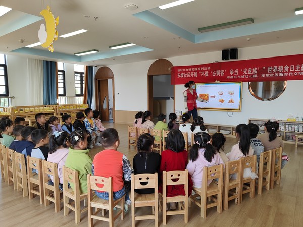 2022年10月13日东坡社区新时代文明实践站联合南谯区东坡幼儿园开展&ldquo;不做&lsquo;必胜客&rsquo;争当&lsquo;光盘侠&rsquo;&rdquo;世界粮食日主题活动（拍摄人：周琳，拍摄单位：东坡社区） (14).jpg