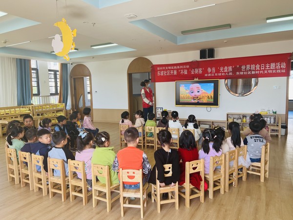 2022年10月13日东坡社区新时代文明实践站联合南谯区东坡幼儿园开展&ldquo;不做&lsquo;必胜客&rsquo;争当&lsquo;光盘侠&rsquo;&rdquo;世界粮食日主题活动（拍摄人：周琳，拍摄单位：东坡社区） (9).jpg