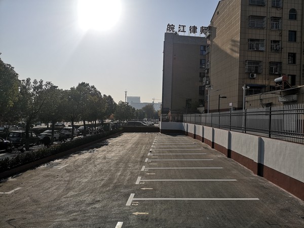 徐岗社区建成的可以容纳32辆私家车的柏油停车场.jpg