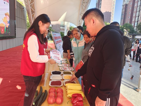 2022年10月15日，花园社区新时代文明实践站开展&ldquo;保障粮食供给 端牢中国饭碗&rdquo;全国粮食安全宣传周主题活动（拍摄者：苏扬  拍摄者单位：同乐街道花园社区） 4.jpg