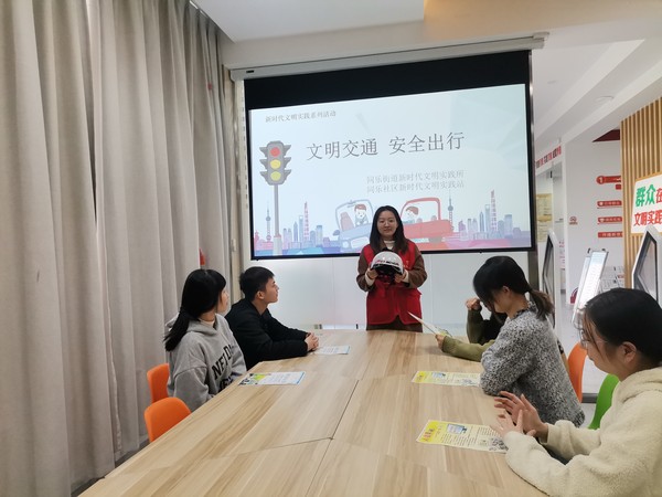 10月10日下午，同乐街道新时代文明实践所组织开展以“文明交通  安全出行”为主题的活动。拍摄 张子悦 单位 同乐街道.jpg