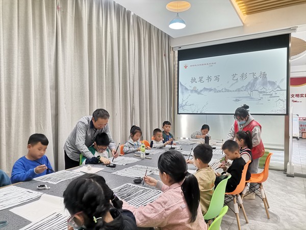 2022年10月23，同乐街道组织辖区未成年人开展“执笔书写，艺彩飞扬”主题书法活动。拍摄者：张子悦，拍摄单位：同乐街道.jpg