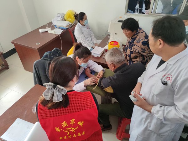 护士为村民抽血.jpg