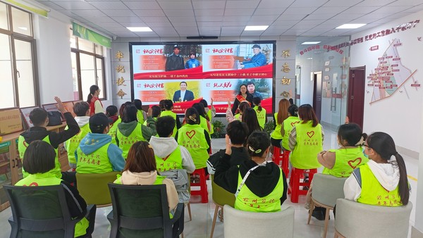 银东社区2022年11月2日组织大学生志愿者开展“第四季度月份志愿者培训”暨“学习道德模范，传递榜样力量道德模范宣传活动       拍摄者：王阳       工作单位：银东社区 (14).jpg