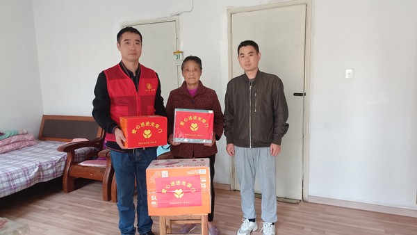 银东社区2022年10月31日组织社区人员上门慰问优抚军人           拍摄者：王阳    工作单位：银东社区 (1).jpg