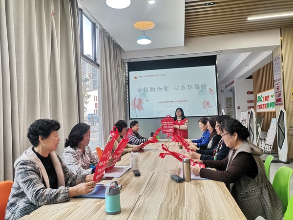 2022年11月4日，同乐街道组织开展“手提环保袋 心系环保情”主题活动（拍摄者：张子悦，拍摄单位：同乐街道）.jpg