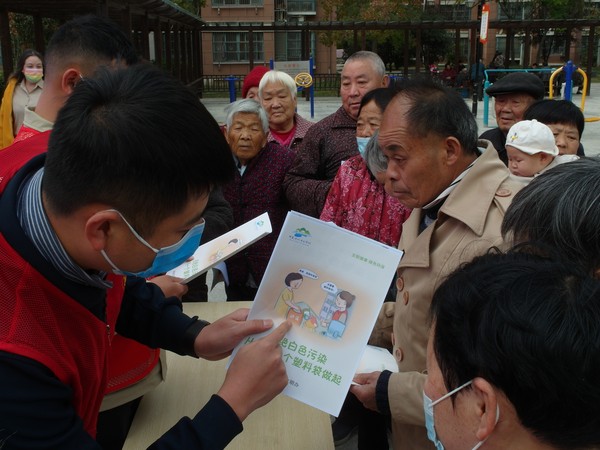 红庙社区新时代文明实践站联合银花街道新时代文明实践所，2022年11月4日，在创业中苑开展“减少塑料污染 共建生态家园”主题宣传活动（拍摄作者：红庙社区刘申昇） (3).JPG