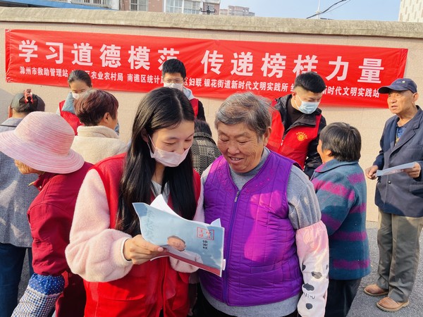 红庙社区新时代文明实践站联合滁州市救助管理站，2022年11月8日，在创业中苑一期开展“学习道德模范 传递榜样力量”主题宣传活动（拍摄作者：红庙社区高超） (3).jpg