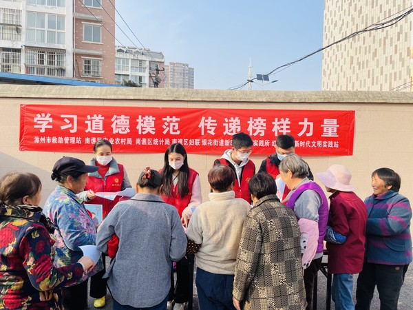 红庙社区新时代文明实践站联合滁州市救助管理站，2022年11月8日，在创业中苑一期开展“学习道德模范 传递榜样力量”主题宣传活动（拍摄作者：红庙社区高超） (1).jpg
