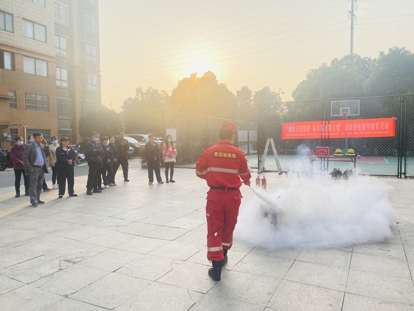 陡岗社区，2022年11月8日联合滁州市应急管理局、滁州市青志协救援队在龙蟠汇景小区开展&ldquo;消除火灾隐患，筑牢安全防火墙&rdquo;消防安全宣传教育活动（拍摄单位：陡岗社区，拍摄人：高茜子）  (3).JPG